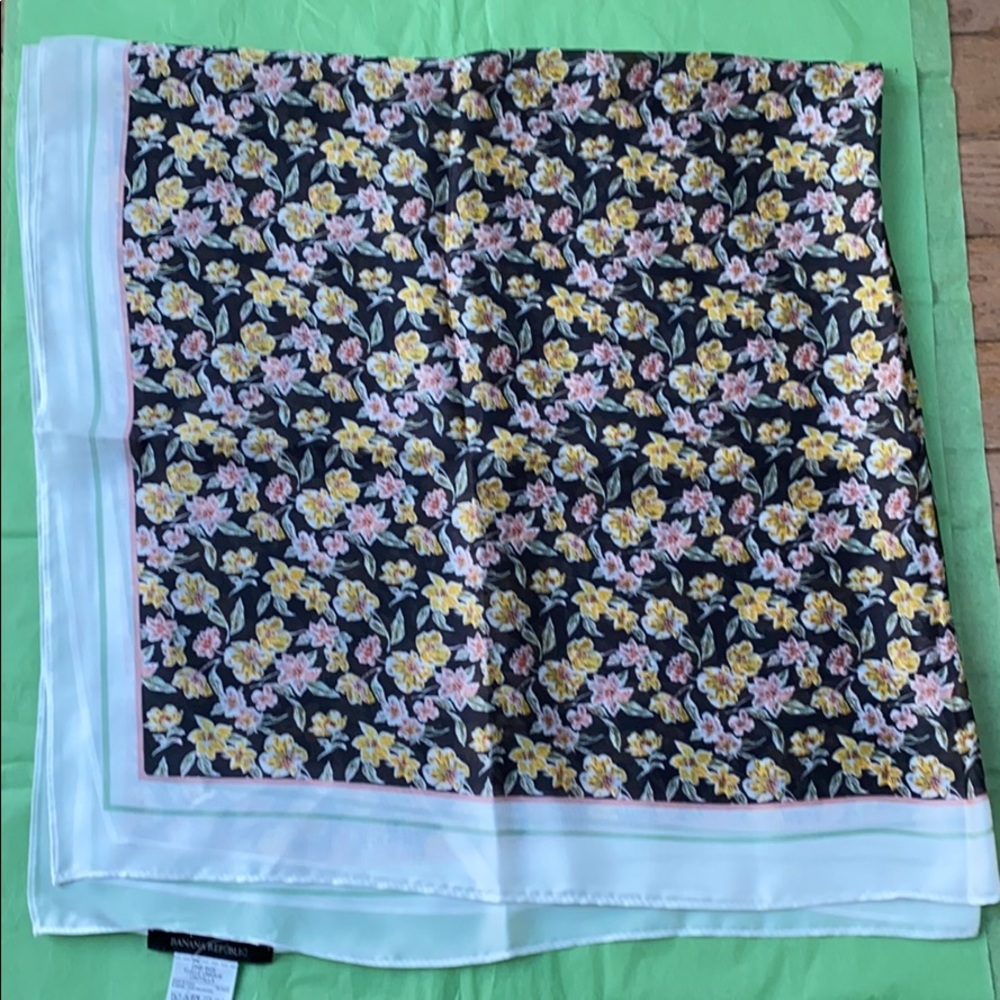 Banana Republic Women’s Scarf NWT